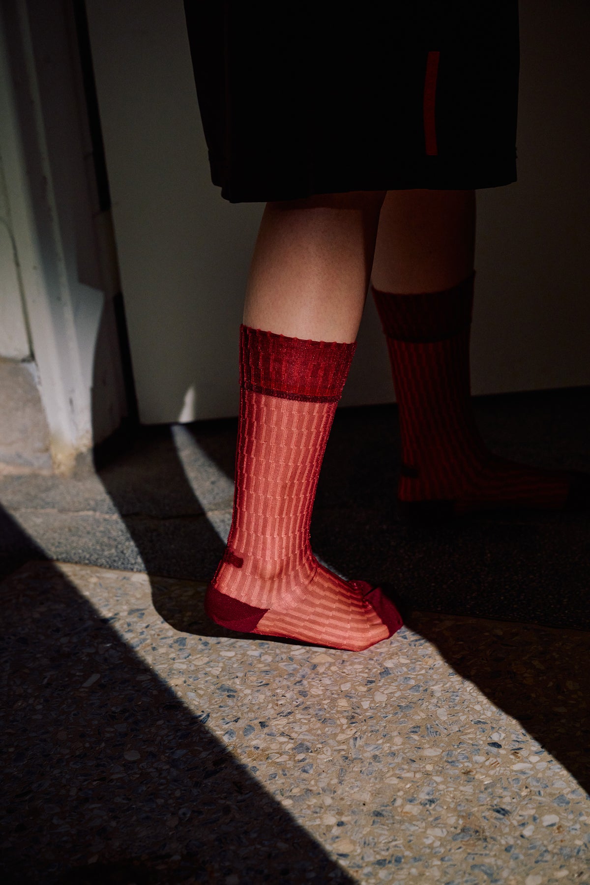Shifting Sheer socks in color Carmine